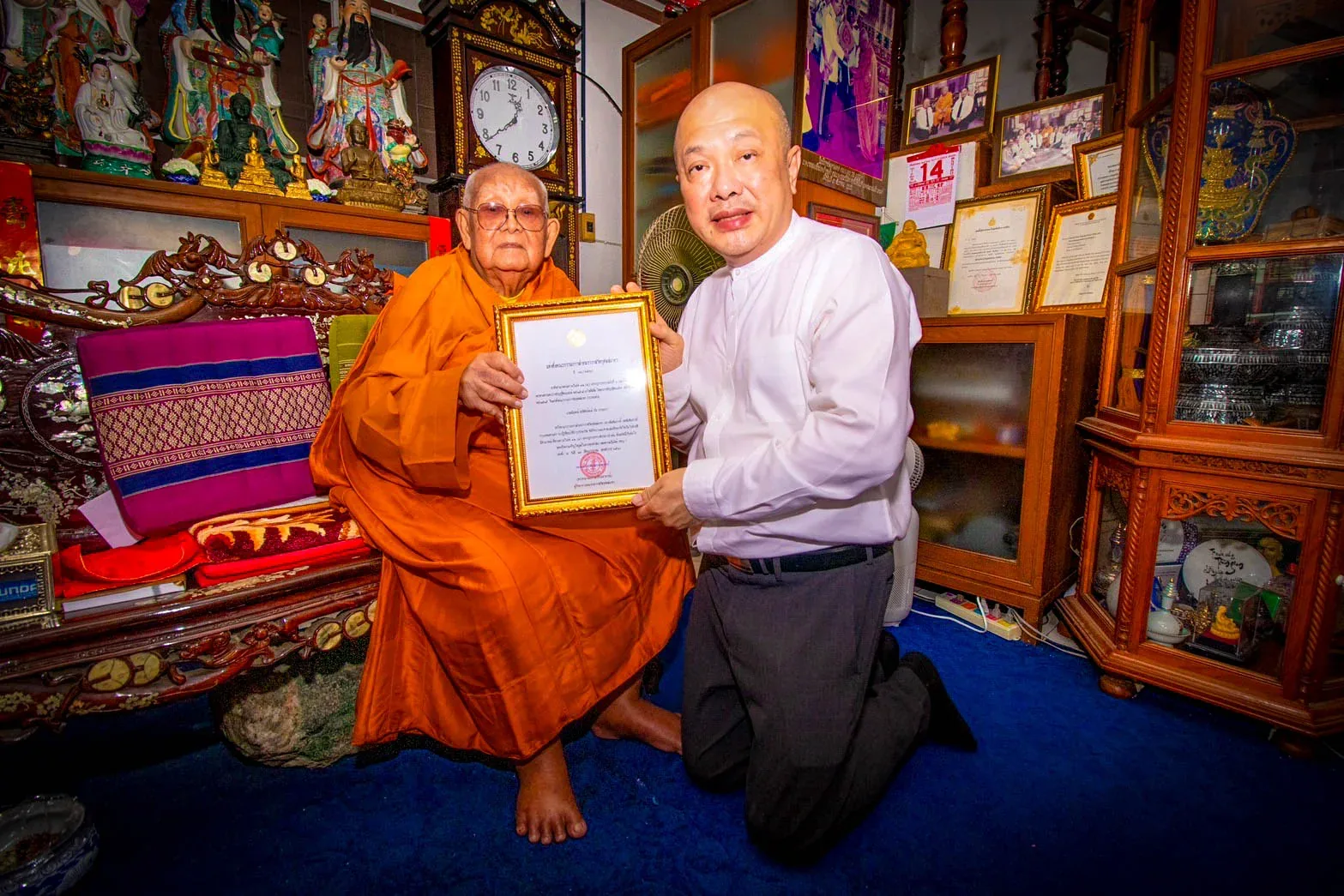 หลวงปู่อู๋มอบใบแต่งตั้งคณะกรรมการฝ่ายฆราวาสวัดกุศลสมาครแก่ผู้เขียน