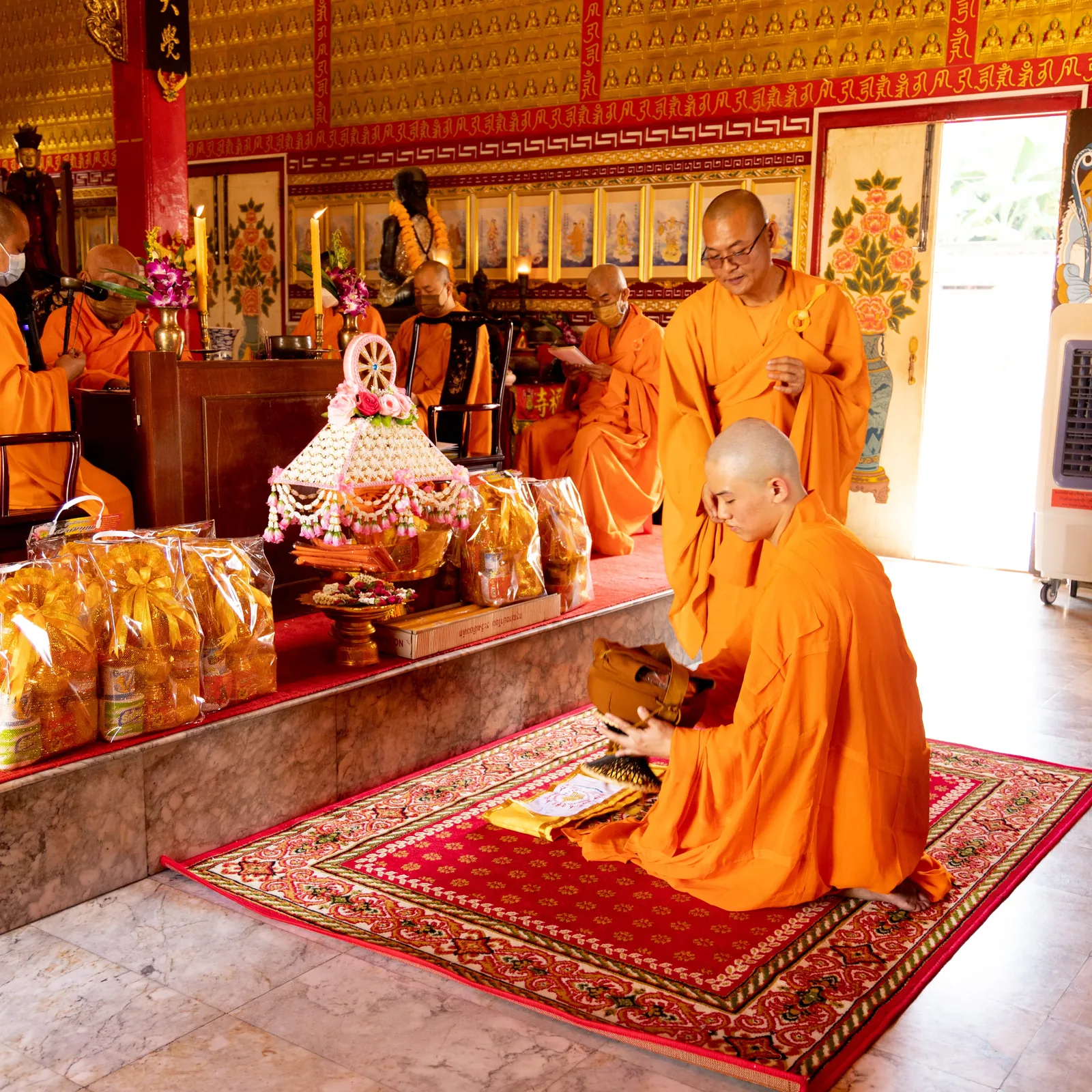 พระอาจารย์องต๊ะ กุศลปัญโญ ดูแลผู้เข้าอุปสมบทระหว่างพิธีที่วัดญวนสะพานขาว