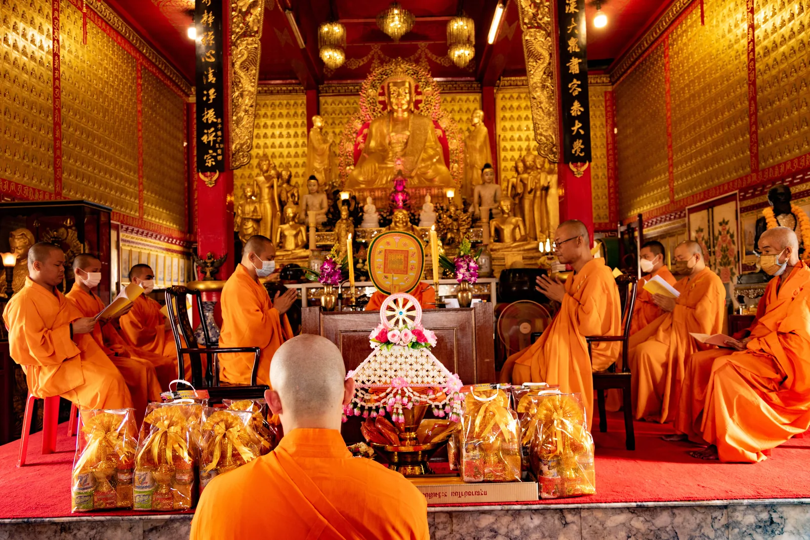พิธีอุปสมบทฝ่ายอนัมนิกายภายในอุโบสถแบบมหายานที่วัดญวนสะพานขาว