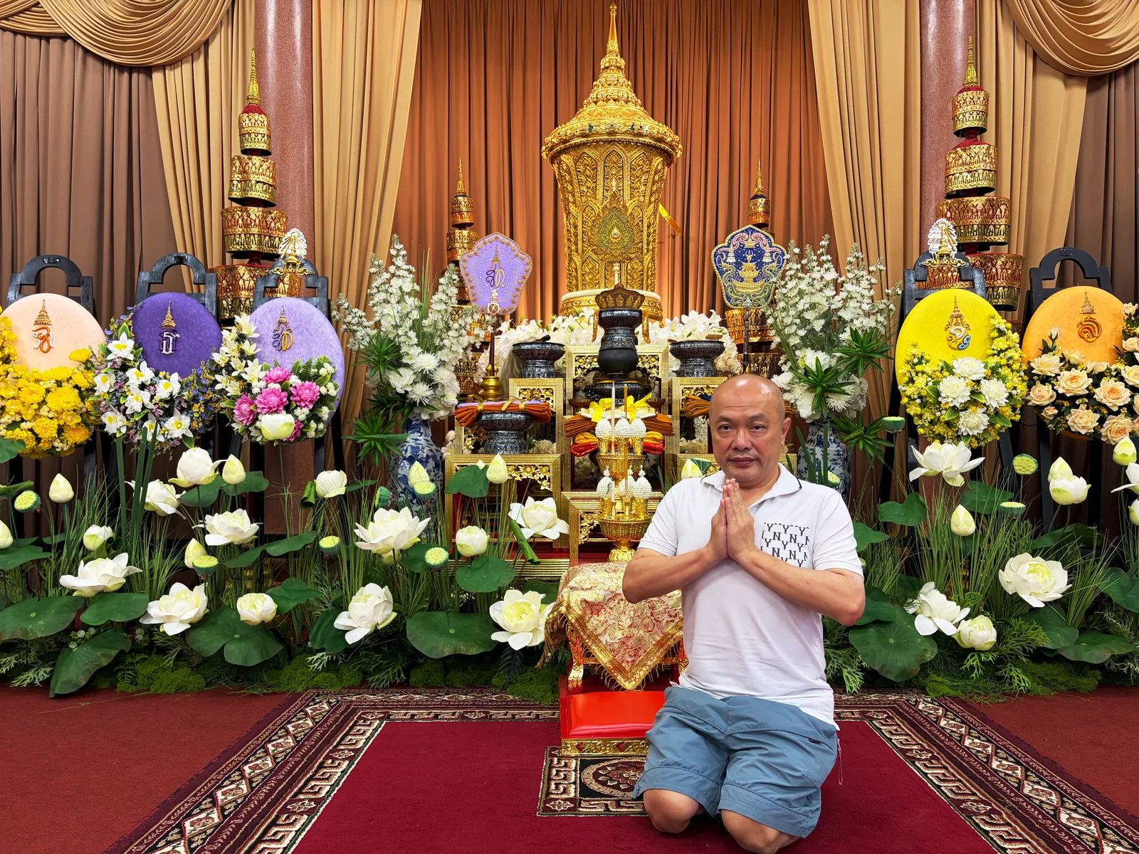 ผู้เขียนกราบสักการะหน้าโกศเกียรติยศพระราชทานของหลวงปู่อู๋ที่วัดญวนสะพานขาว