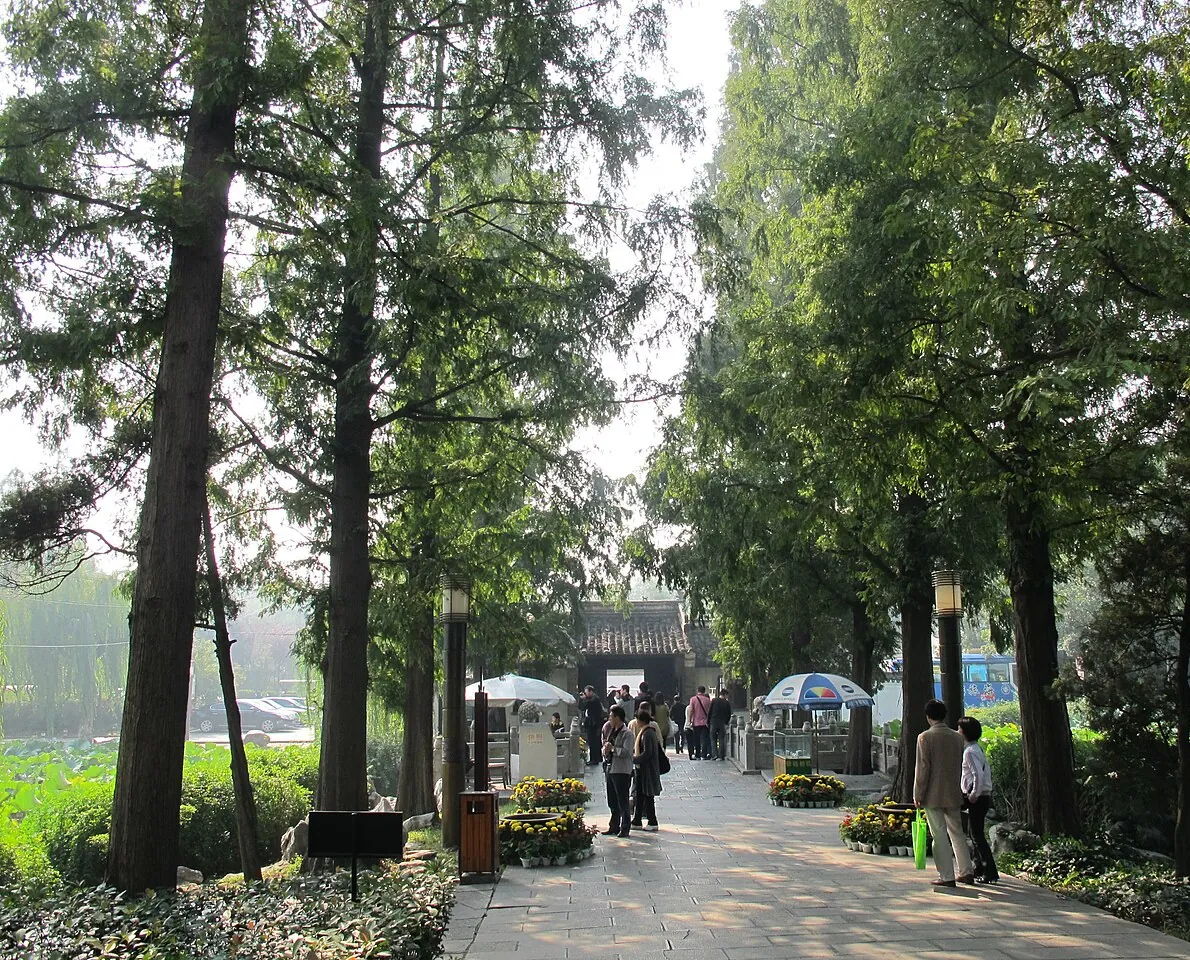 ทางเดินสู่ศาลเปากง (包公祠) ริมแม่น้ำเปาเหอ เมืองเหอเฝย์ ศาลระลึกขุนนางที่สืบมาตั้งแต่สมัยหมิง ภาพปี 2010