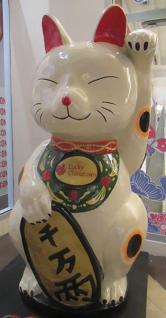แมวกวัก 招财猫 แบบจีนถือเหรียญ ไชนาทาวน์มะนิลา