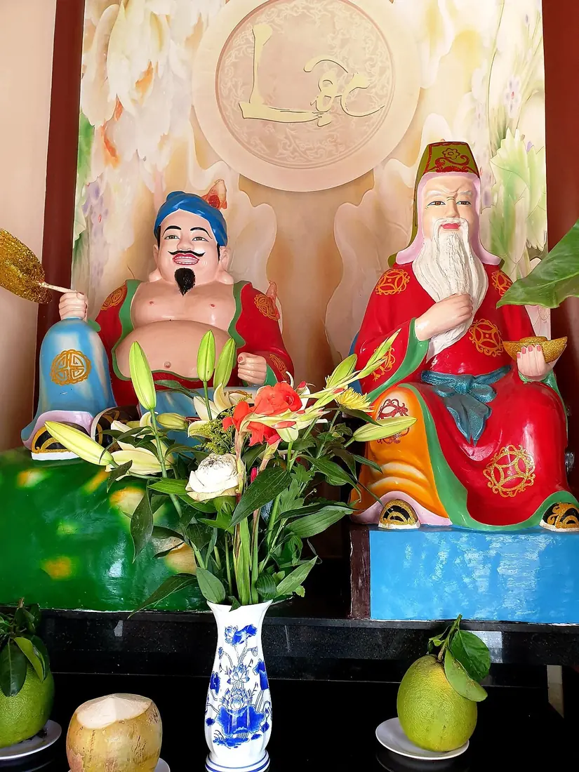 รูปปั้น Thần Tài กับ Ông Địa เทพทรัพย์และเจ้าที่ของเวียดนาม