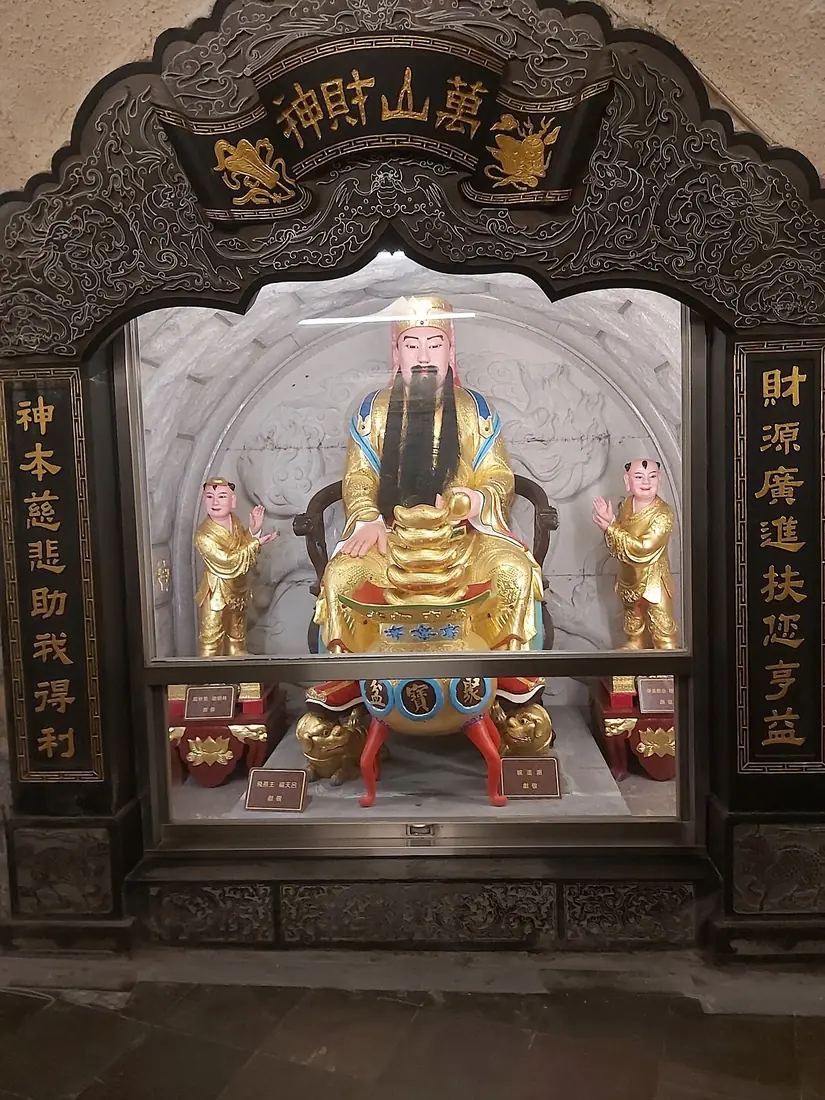 รูปเคารพ 万山财神 เสิ่นว่านซานในฐานะไฉ่ซิ้ง ถ้ำไฉ่ซิ้ง วัดกวนตู้ ไทเป