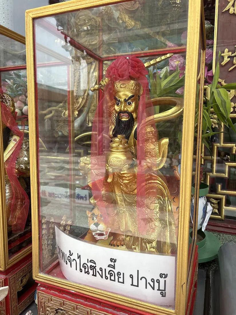 รูปเคารพ เทพเจ้าไฉ่ซิงเอี๊ย ปางบู๊ นั่งบนเสือ วิหารจตุโลกบาล วัดโพธิ์แมนคุณาราม กรุงเทพฯ