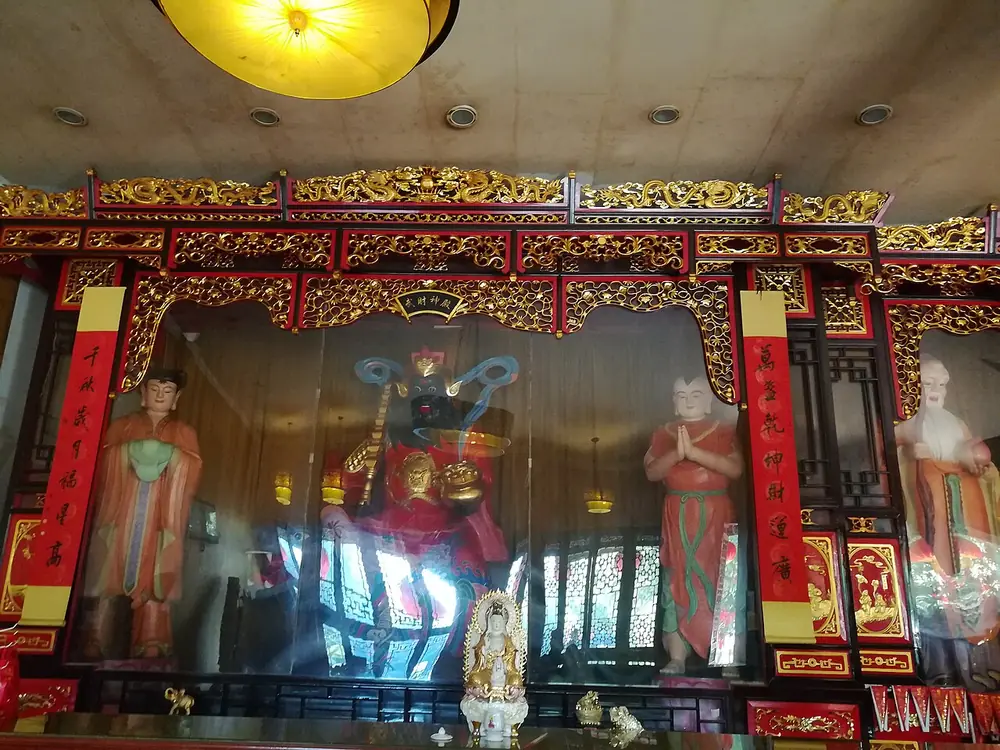 หอ 武财神殿 จ้าวกงหมิงหน้าดำขี่เสือ ถือแส้และหยวนเป่า มีบริวารยืนสองข้าง