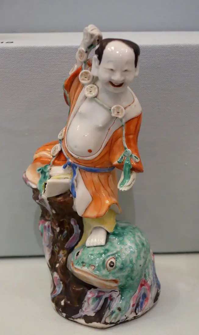 รูปเคลือบหลิวไห่ยืนบนคางคกทองสามขา สมัยชิง Asian Art Museum