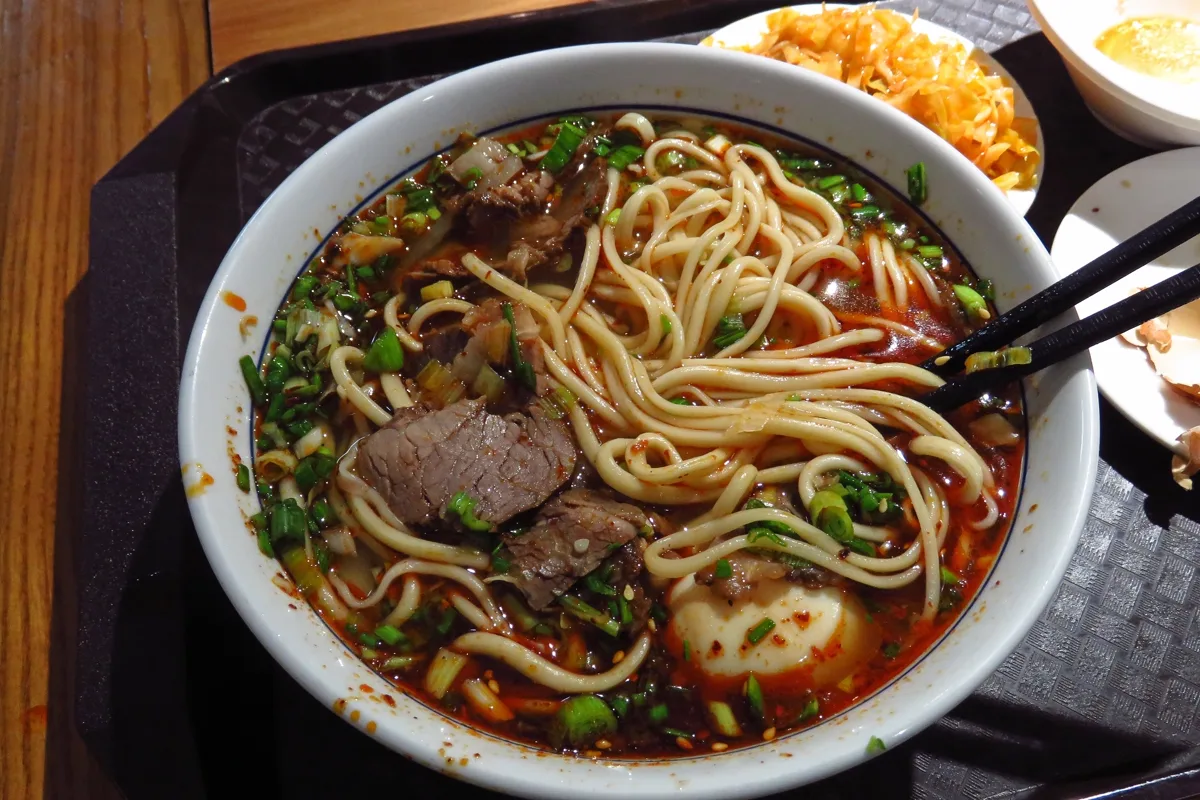บะหมี่เนื้อหลานโจว อาหารที่หม่าเป่าจื่อ คนแซ่หม่าชาวหุย วางมาตรฐานไว้ มีเนื้อวัว เส้นเหลือง ต้นหอม และน้ำมันพริกแดง