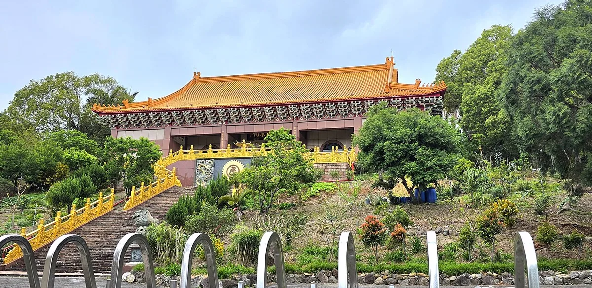 อาคารหลักศาลบรรพชนใหญ่แซ่เจียม แซ่จาน 詹氏大宗祠 ไทเป หลังคากระเบื้องเคลือบสีส้ม บันไดราวสีทองทอดขึ้นเนิน