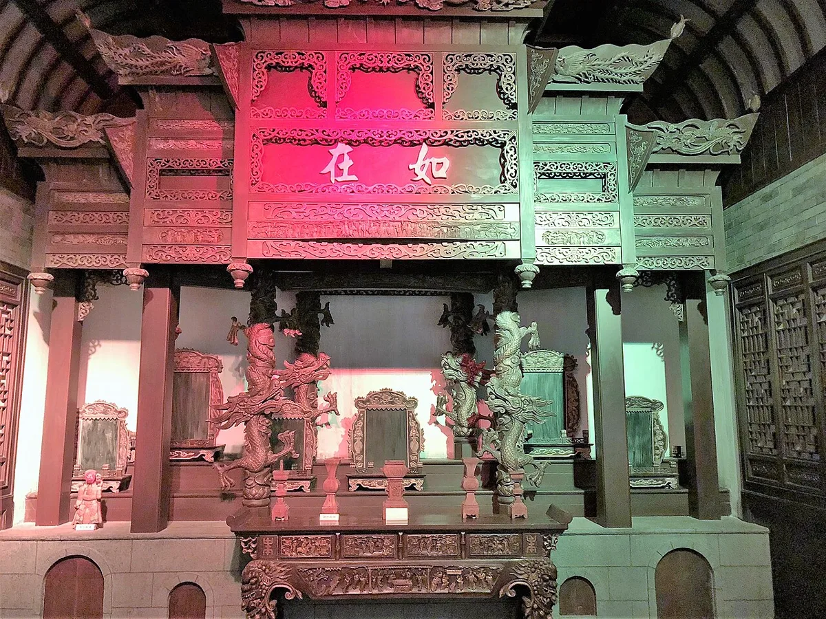แท่นบูชาศาลบรรพชนตระกูลเจียว 焦氏宗祠 ฉบับจำลองขนาดเท่าจริง ซุ้มไม้แกะสลัก ป้ายกลางเขียน 如在 เสามังกรขด และป้ายวิญญาณบรรพชนแซ่เจียว
