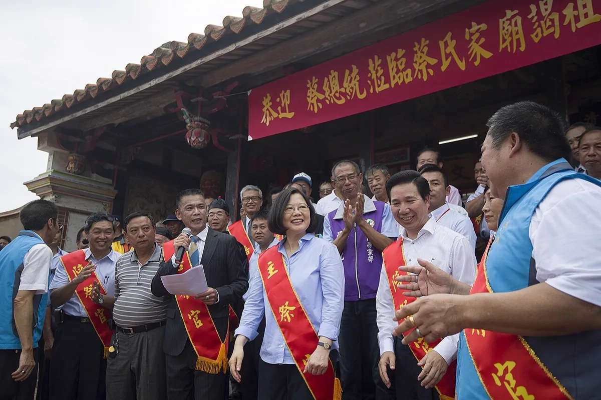 ผู้ร่วมพิธีไหว้บรรพชนหน้าศาลบรรพชนแซ่ไช่ 蔡氏家廟 เกาะจินเหมิน ป้ายผ้าสีแดงเขียนอักษรจีนต้อนรับ
