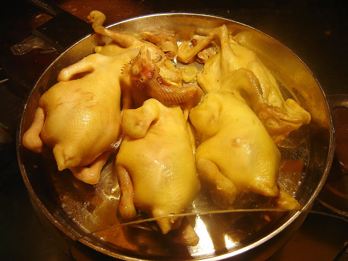 ไก่เหวินชาง 文昌鸡 ต้มทั้งตัววางเรียงในถาดสเตนเลส อาหารถิ่นเหวินชาง บ้านเกิดของคนแซ่ฝู แซ่ผู่ในไหหลำ