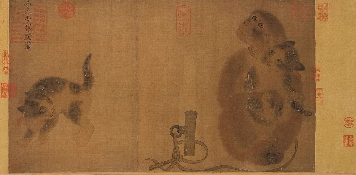 ภาพวาดลิงกับแมว 猴猫图 ฝีมืออี้หยวนจี๋ จิตรกรแซ่อี้ สมัยซ่ง ลิงอุ้มลูกแมว แมวอีกตัวขู่อยู่ด้านซ้าย มีตราประทับสีแดงหลายดวง
