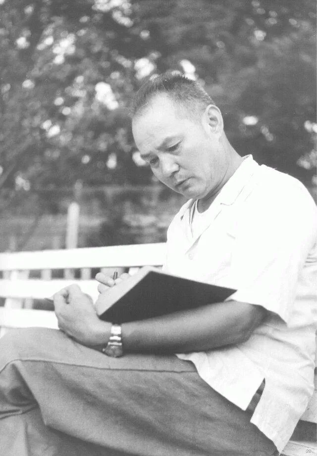 เย่เจี้ยนอิง 叶剑英 จอมพลชาวแคะแซ่เย่ นั่งจดบันทึกบนม้านั่ง ถ่ายปี 1949