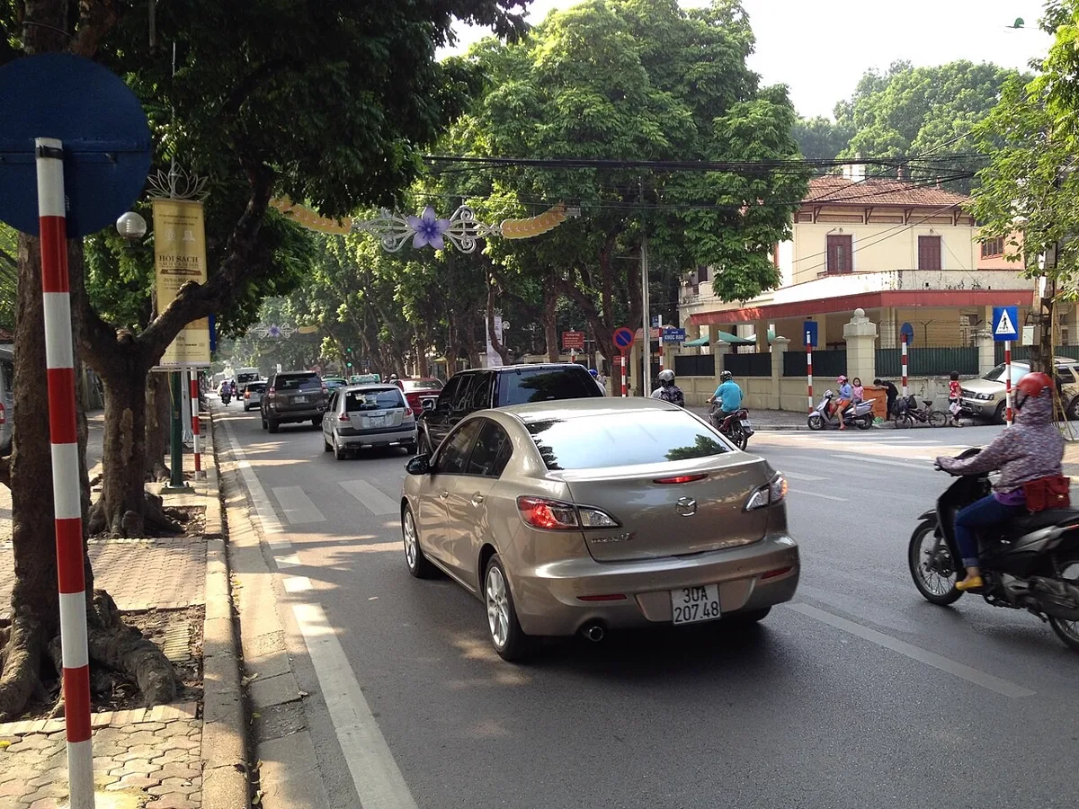 สี่แยกถนนตรันฟูกับถนนคุกฮ่าว Khúc Hạo ในกรุงฮานอย ตั้งชื่อตามชวีฮ่าว 曲颢 ผู้ปกครองเวียดนามตระกูลแซ่ชวี