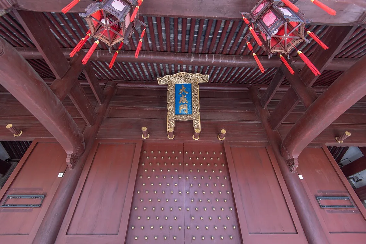ประตู 大成門 ในศาลบรรพชนตระกูลขงสายใต้ ฉวีโจว เจ้อเจียง แซ่ขง