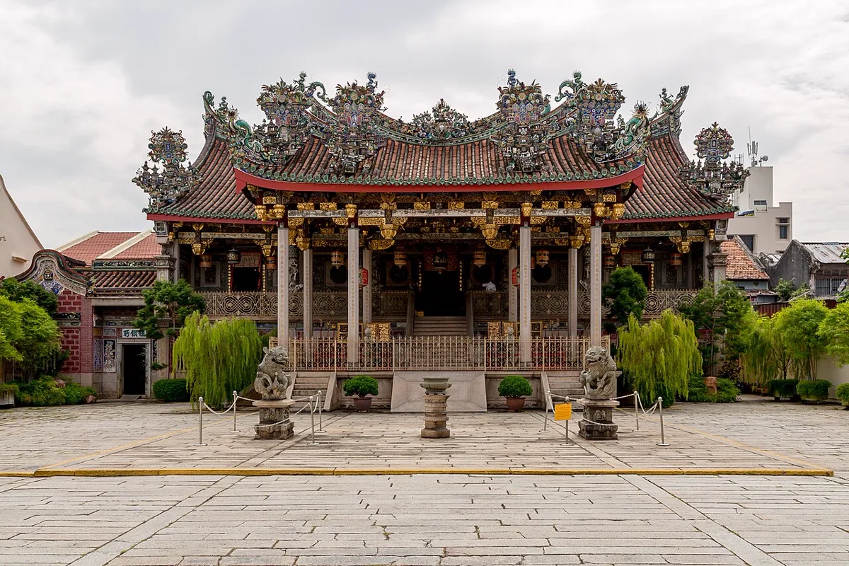 ศาลตระกูลแซ่คู 邱 หรือ Khoo Kongsi เมืองจอร์จทาวน์ ปีนัง หลังคาประดับวิจิตรและสิงห์หินคู่