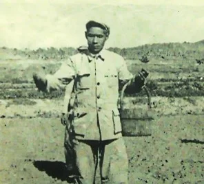 ภาพถ่ายเก่ากู่เหวินชาง 谷文昌 บุคคลแซ่กู่ หิ้วตะกร้าหว่านเมล็ดบนที่ดินโล่งที่เกาะตงซาน ฮกเกี้ยน ต้นทศวรรษ 1960