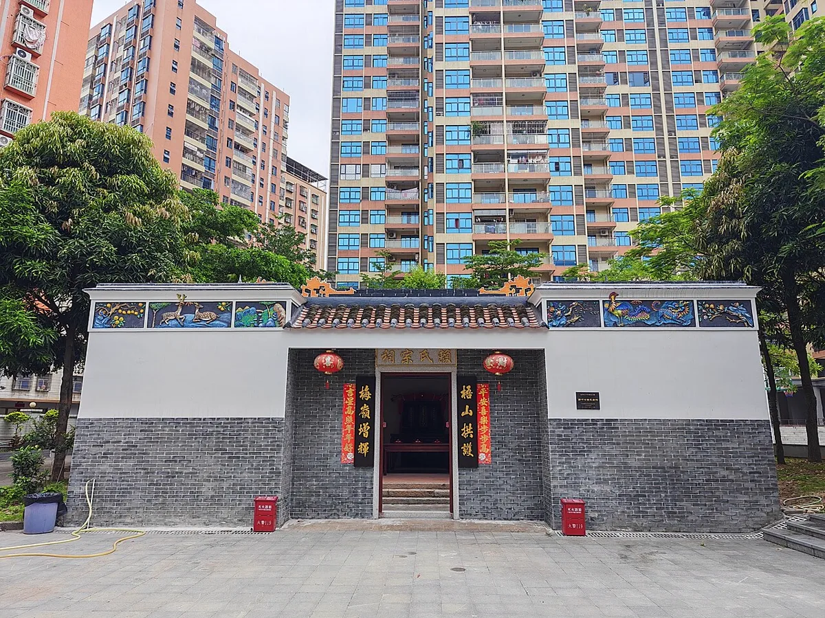 ศาลบรรพชนตระกูลไล่ แซ่หลาย ป้าย 賴氏宗祠 ผนังอิฐเทา โคมแดง กลอนคู่ข้างประตู ด้านหลังเป็นตึกสูงในเซินเจิ้น