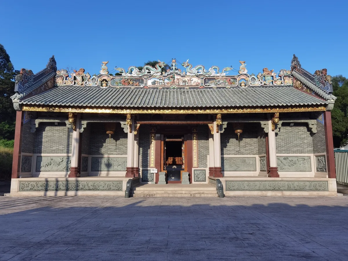 หอบรรพชนแซ่เลี่ยว (廖氏宗祠) หมู่บ้านชิงหู เขตหลงหัว เมืองเซินเจิ้น กวางตุ้ง หลังคากระเบื้องประดับปูนปั้นมังกร