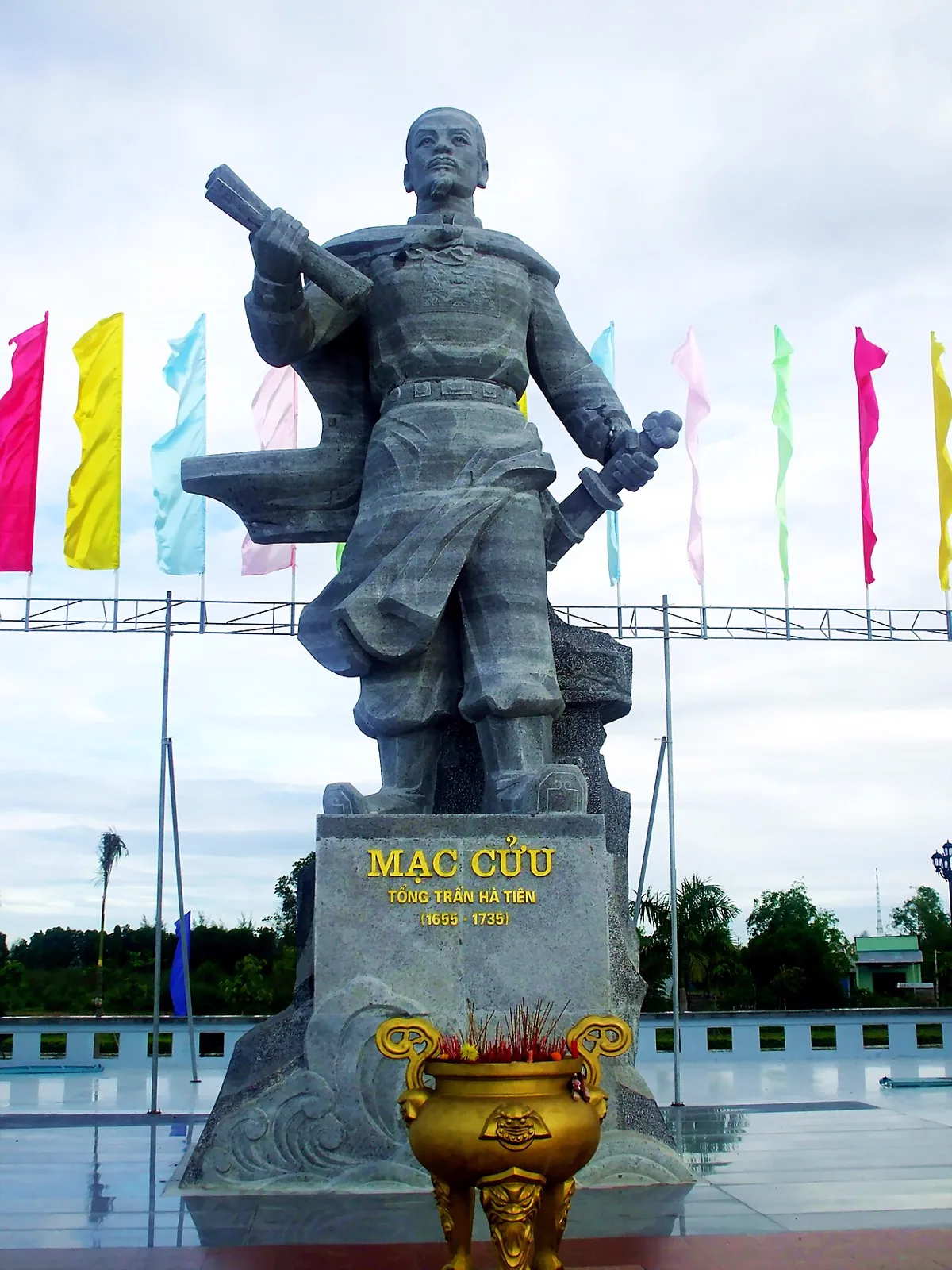 อนุสาวรีย์หินของโม่จิ่ว (鄚玖) ผู้สร้างเมืองฮาเตียน ฐานจารึกชื่อ Mạc Cửu และปี 1655-1735