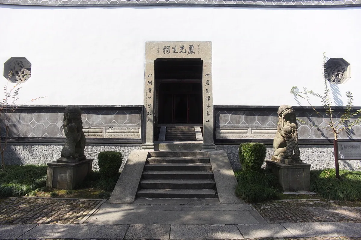 ศาลเจ้าเหยียนเซียนเซิง 嚴先生祠 ระลึกถึงเหยียนกวง บรรพชนแซ่เหยียน ที่ถงหลู เจ้อเจียง
