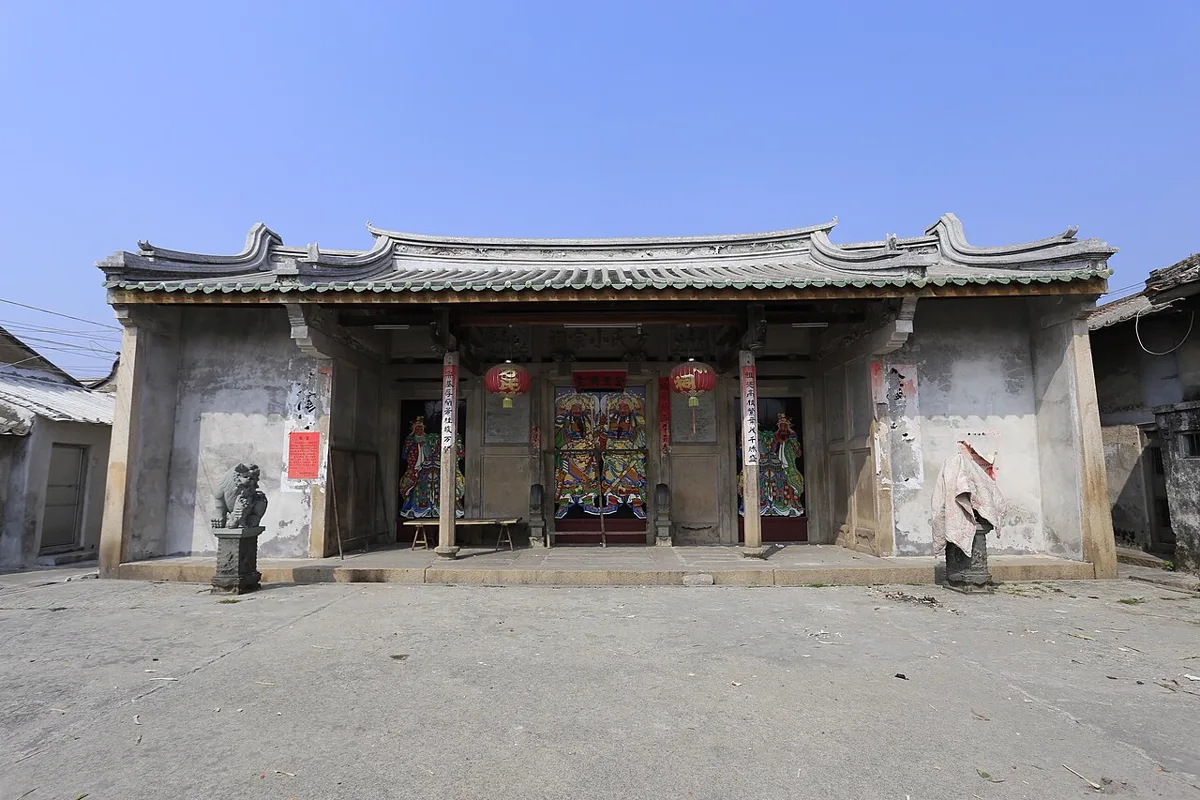 หอบรรพชนย่อยแซ่ปึง (方氏小宗祠) ที่เมืองเก่าหงหยาง โผวเล้ง แต้จิ๋ว หลังคาโค้งและประตูวาดเทพทวารบาล