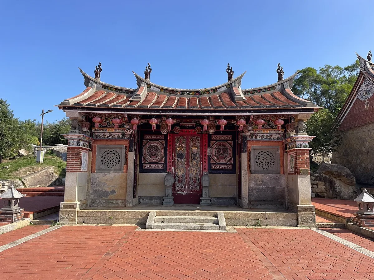 ศาลบรรพชนใหญ่แซ่ซิ 薛氏大宗宗祠 หมู่บ้านจูซาน เกาะจินเหมิน หลังคาสันโค้งแบบหมิ่นหนาน แขวนโคมแดง