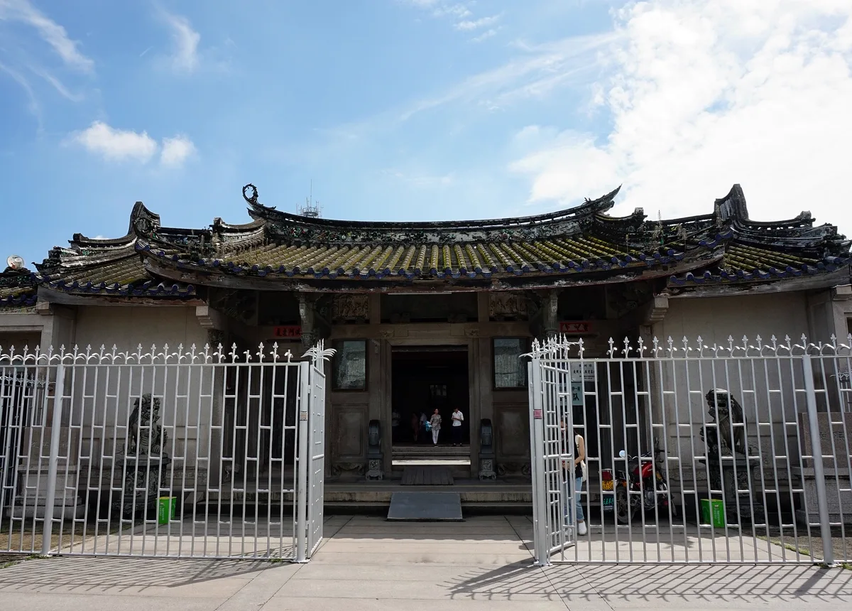 ด้านหน้าหอบรรพชนแซ่ตั้ง 从熙公祠 ในเขตเตี่ยอัง เมืองแต้จิ๋ว หลังคาโค้งแบบแต้จิ๋ว มีรั้วเหล็กสีขาวด้านหน้า