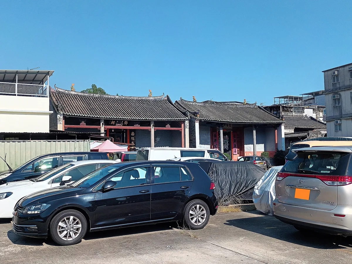 ศาลบรรพชนตระกูลเติ้ง (鄧氏宗祠) ที่ผิงซาน นิวเทอริทอรีส์ ฮ่องกง ป้ายเหนือประตูมีอักษร 鄧 และป้ายคู่ขึ้นต้นว่า 南陽