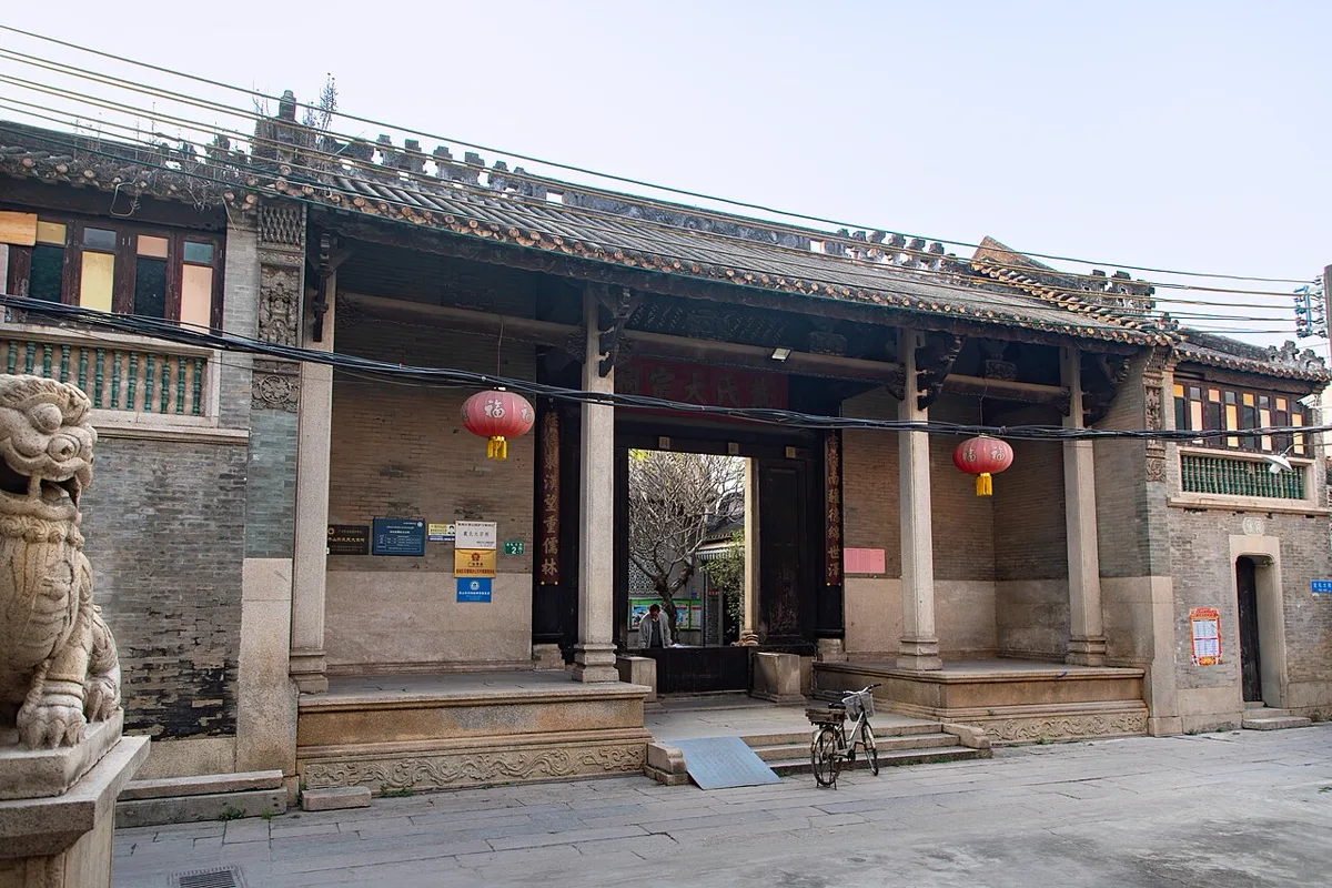 ศาลบรรพชนใหญ่แซ่ไต้ 戴氏大宗祠 ที่ชื่อซานตง เขตพานอวี๋ กว่างโจว หลังคากระเบื้องแบบกวางตุ้ง โคมแดงสองดวง