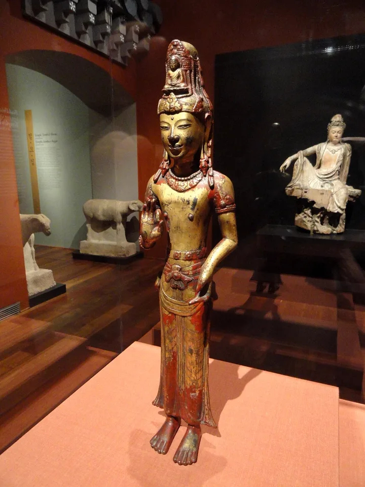 พระโพธิสัตว์กวนอิมสำริดปิดทอง ศิลปะต้าหลี่ สมัยราชวงศ์แซ่ต้วน