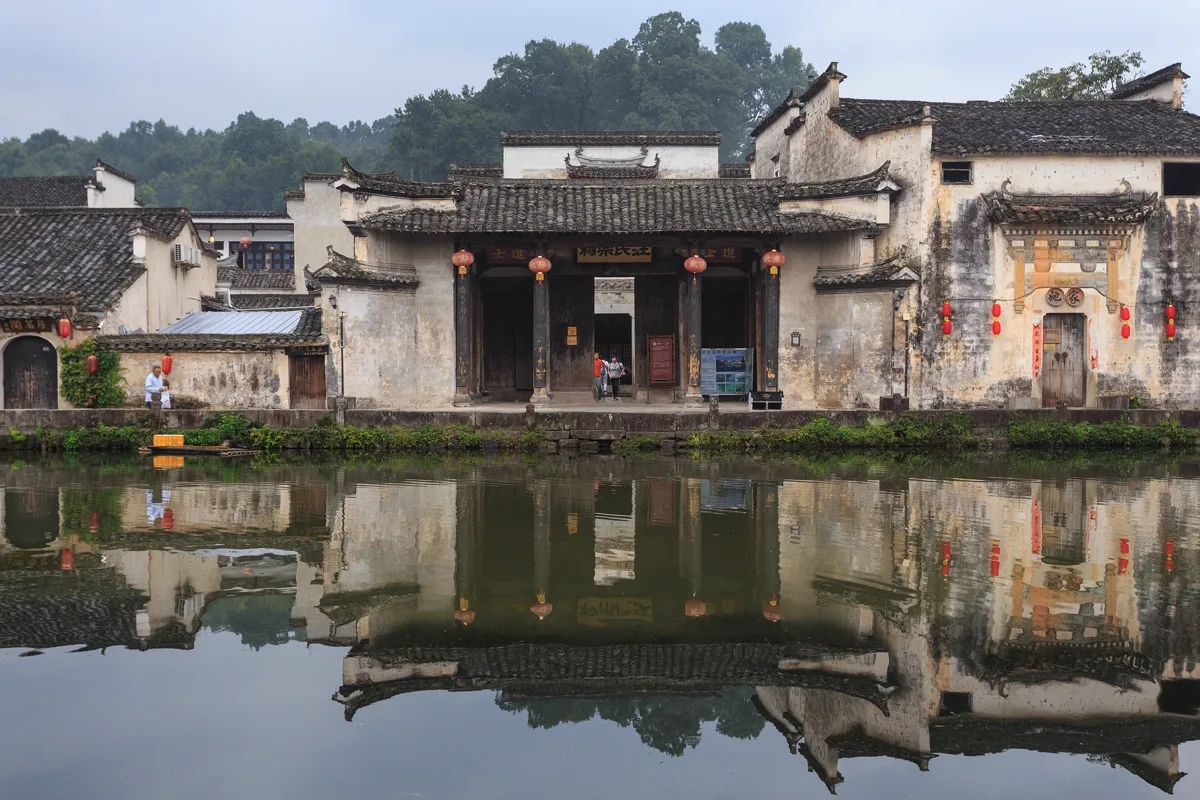 หอบรรพชนตระกูลวาง ป้าย 汪氏宗祠 ริมสระพระจันทร์ หมู่บ้านหงชุน อานฮุย สะท้อนเงาในน้ำ