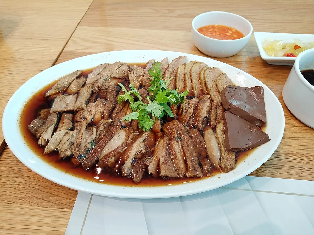 ห่านพะโล้หั่นชิ้นวางบนจาน พร้อมเลือดห่านและน้ำจิ้ม