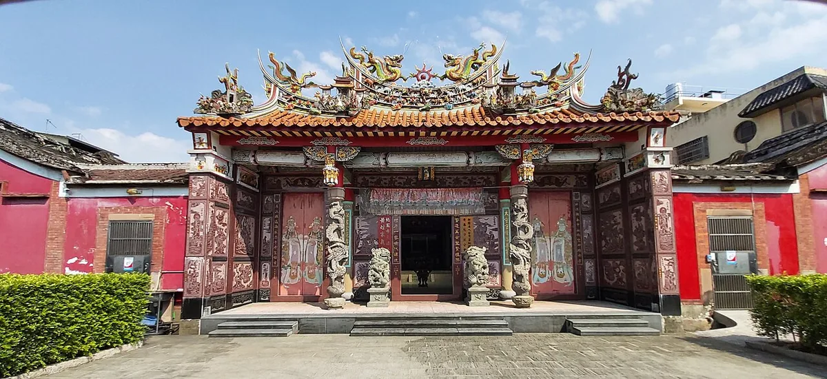 ศาลหอตระกูลอึ้งแบบไต้หวัน หลังคาโค้งประดับ ป้ายเล็กเหนือประตูกลาง