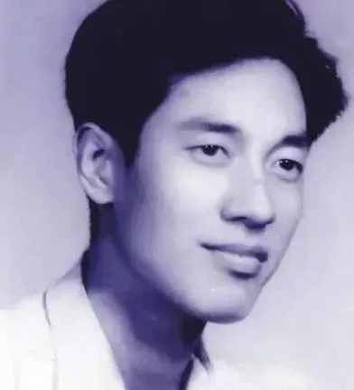 ภาพถ่ายขาวดำบุรุษหนุ่มสวมเสื้อเชิ้ต ภาพเก่าปี 1952