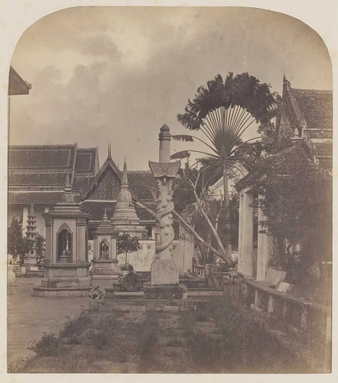 ภาพถ่ายขาวดำเก่า ลานวัดมีเสาศิลาแกะลายมังกรพันและถะศิลาแบบจีน