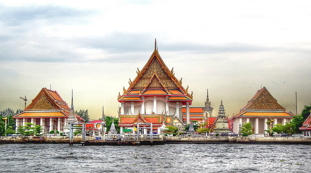 วัดริมแม่น้ำเจ้าพระยา พระวิหารหลังคาสูงซ้อนชั้นตรงกลาง มองจากแม่น้ำ