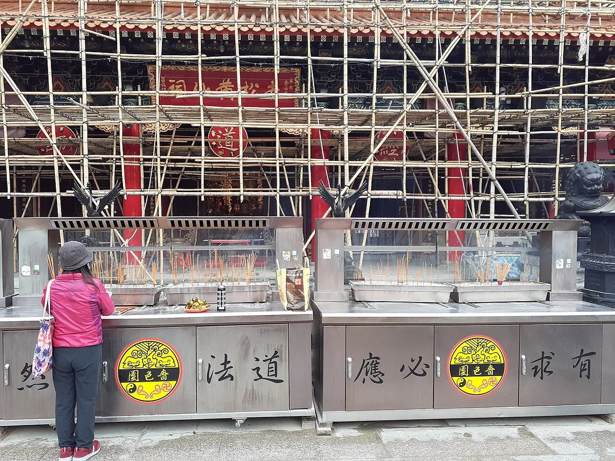 โถงใหญ่วัดจีนขณะซ่อมหลังคา มีนั่งร้านไม้ไผ่ ป้ายเหนือประตู 赤松黃仙祠