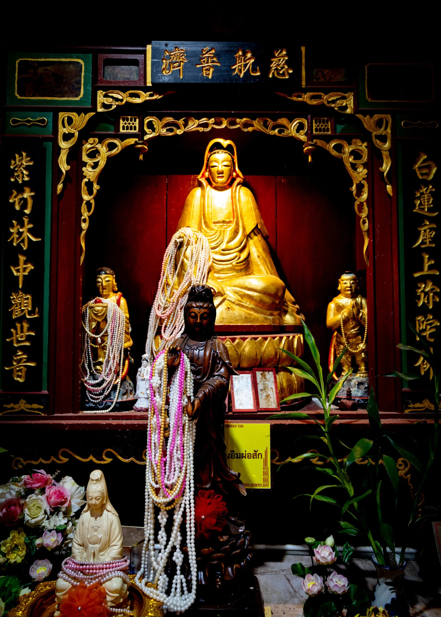 พระโพธิสัตว์กวนอิมและองค์ประธานภายในศาลเจ้าไท้เพ้งอ๊วงกง