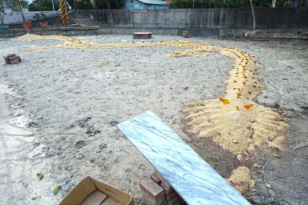 มังกรข้าวสาร 米龙 ในพิธี 安龙谢土 ไต้หวัน พิธีเต๋าที่อธิบายคำว่า 五方五土龙神 บนป้ายตี่จู้เอี๊ยะ