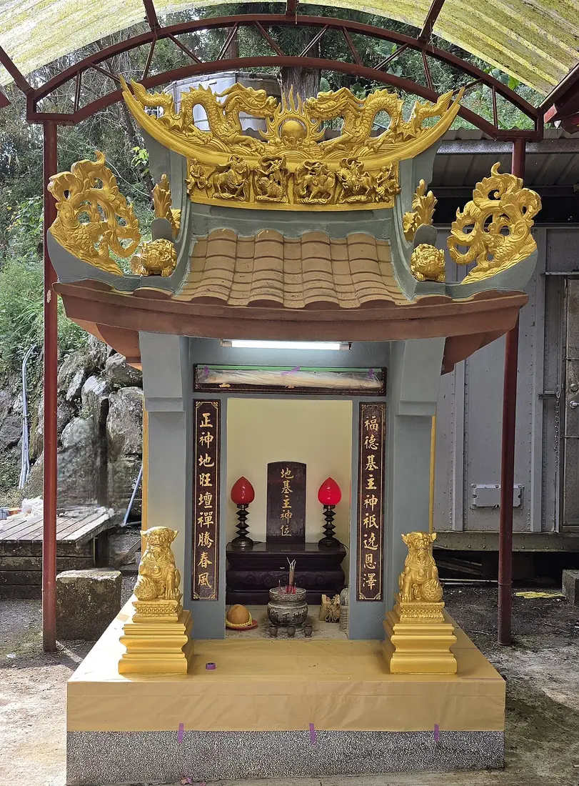 ซุ้มบูชา 地基主神位 ที่วัดเฝินฉี่หู ไต้หวัน เทียบกับตี่จู้เอี๊ยะแบบแต้จิ๋ว