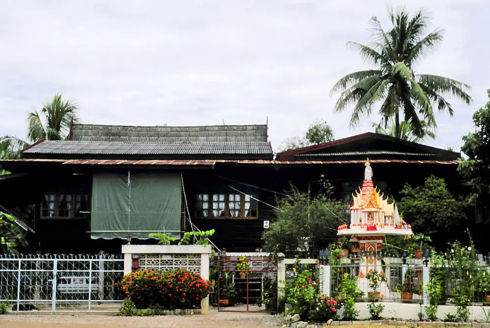 บ้านไม้กับศาลพระภูมิหน้าบ้านกรุงเทพฯ 1998 ศาลอยู่นอกบ้าน ส่วนตี่จู้เอี๊ยะอยู่ในบ้าน