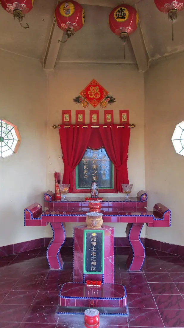 ห้องบูชาป้าย 龙神土地 แบบแคะบนเกาะบังกา อินโดนีเซีย ป้ายตั้งพื้นแบบเดียวกับตี่จู้เอี๊ยะ