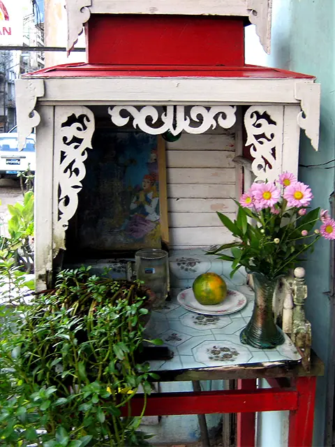 ซุ้มบ้านผีนัตข้างบ้านย่างกุ้ง ศาลผีเรือนพม่า เทียบกับตี่จู้เอี๊ยะ