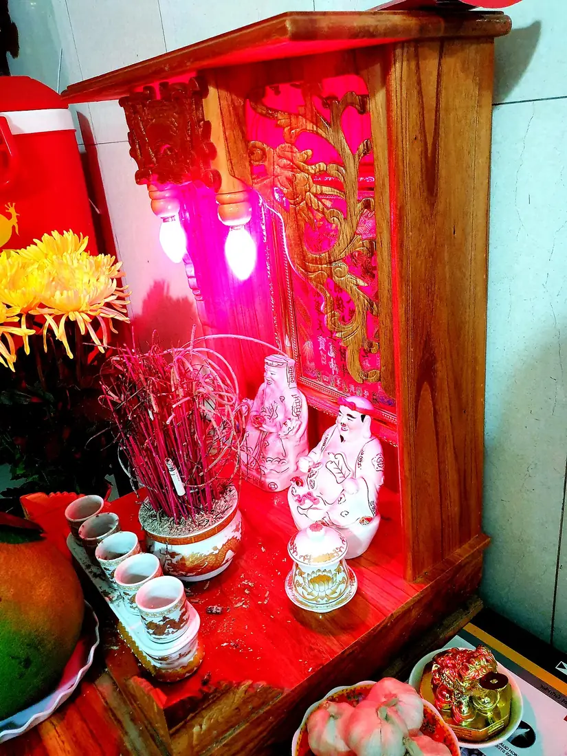 ตู้บูชา Ông Tài Ông Địa ตั้งพื้นในร้านอาหารเวียดนาม แบบเดียวกับตี่จู้เอี๊ยะหน้าร้าน
