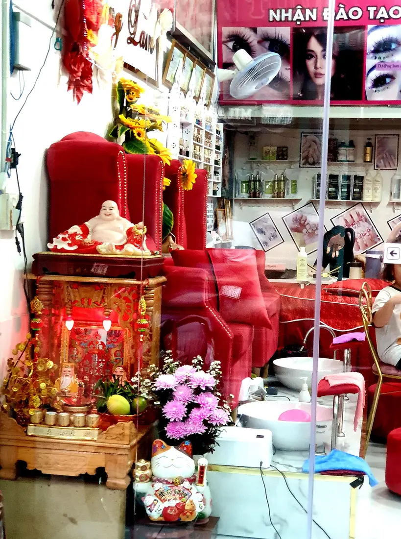 ตู้เจ้าที่เวียดนามตั้งพื้นมุมร้านเสริมสวย หันออกหน้าร้าน เหมือนตำแหน่งตี่จู้เอี๊ยะ