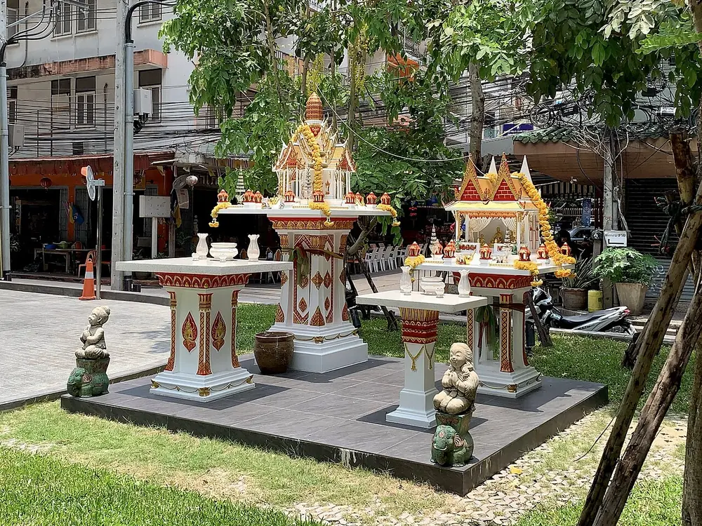 ศาลพระภูมิเสาเดียวคู่ศาลเจ้าที่สี่เสาหน้าโรงแรมกรุงเทพฯ ต่างจากตี่จู้เอี๊ยะที่ตั้งพื้นในบ้าน
