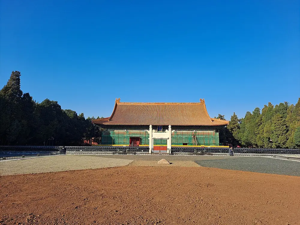 ลานดินห้าสี 社稷坛 ปักกิ่ง ต้นธารของคำว่า 五方 บนป้ายตี่จู้เอี๊ยะ