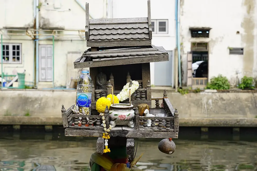 ศาลไม้ริมคลองกรุงเทพฯ กับพวงมาลัยดาวเรือง ศาลไทยที่คนไทยเชื้อสายจีนมีคู่กับตี่จู้เอี๊ยะ